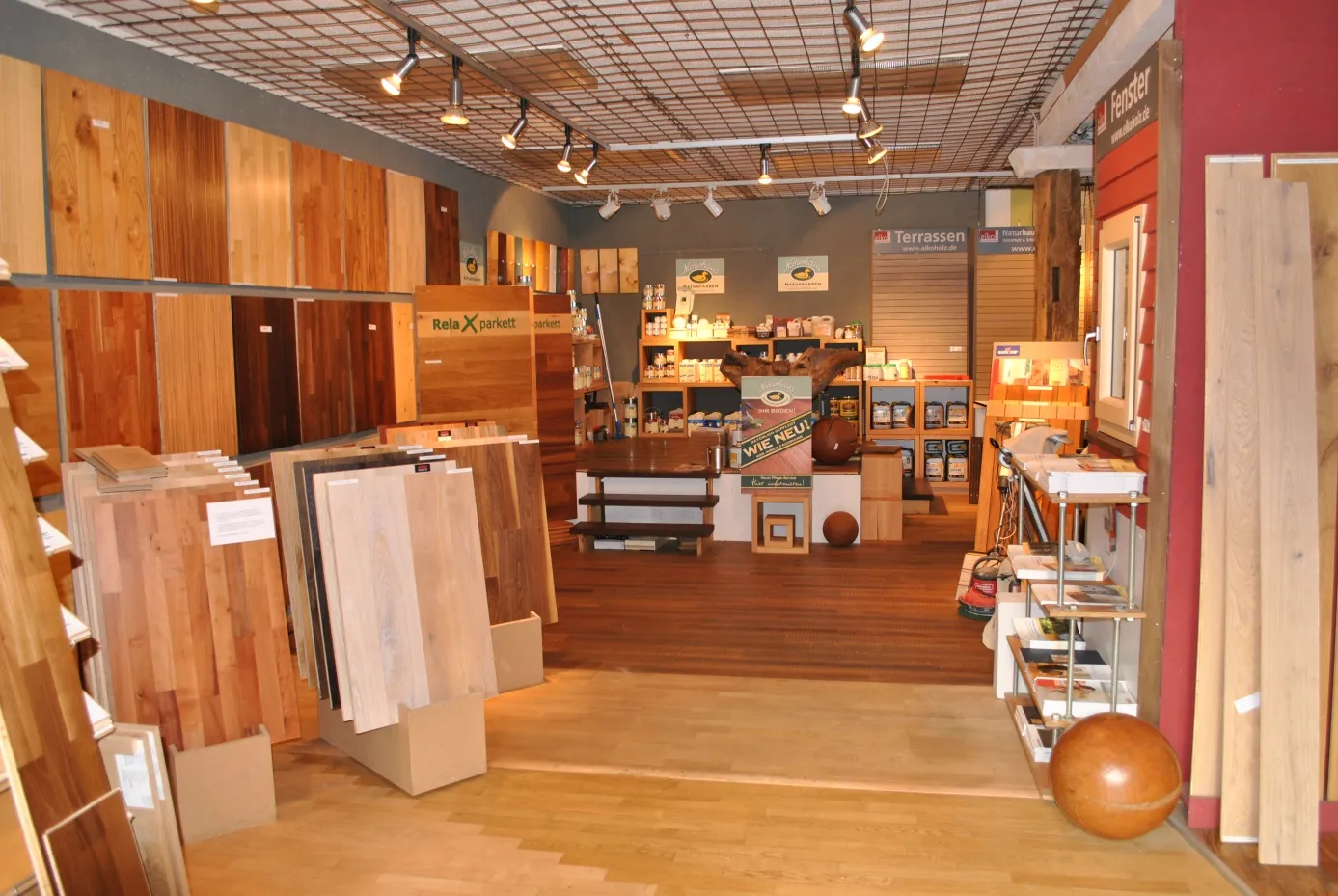 Pflegemittel und Zubehör in den Regalen der Ausstellung in Hofheim