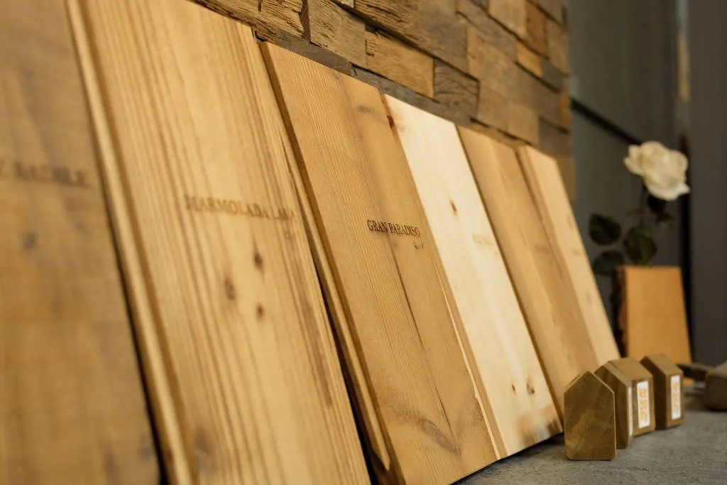 Innenwand mit senkrechten Holzlamellen in warmem Braunton